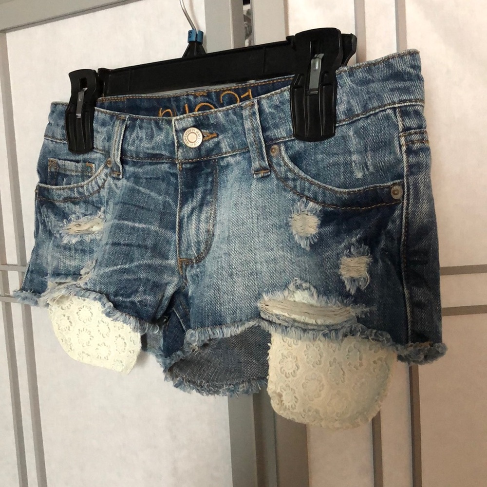 Daisy dukes with lace pockets
